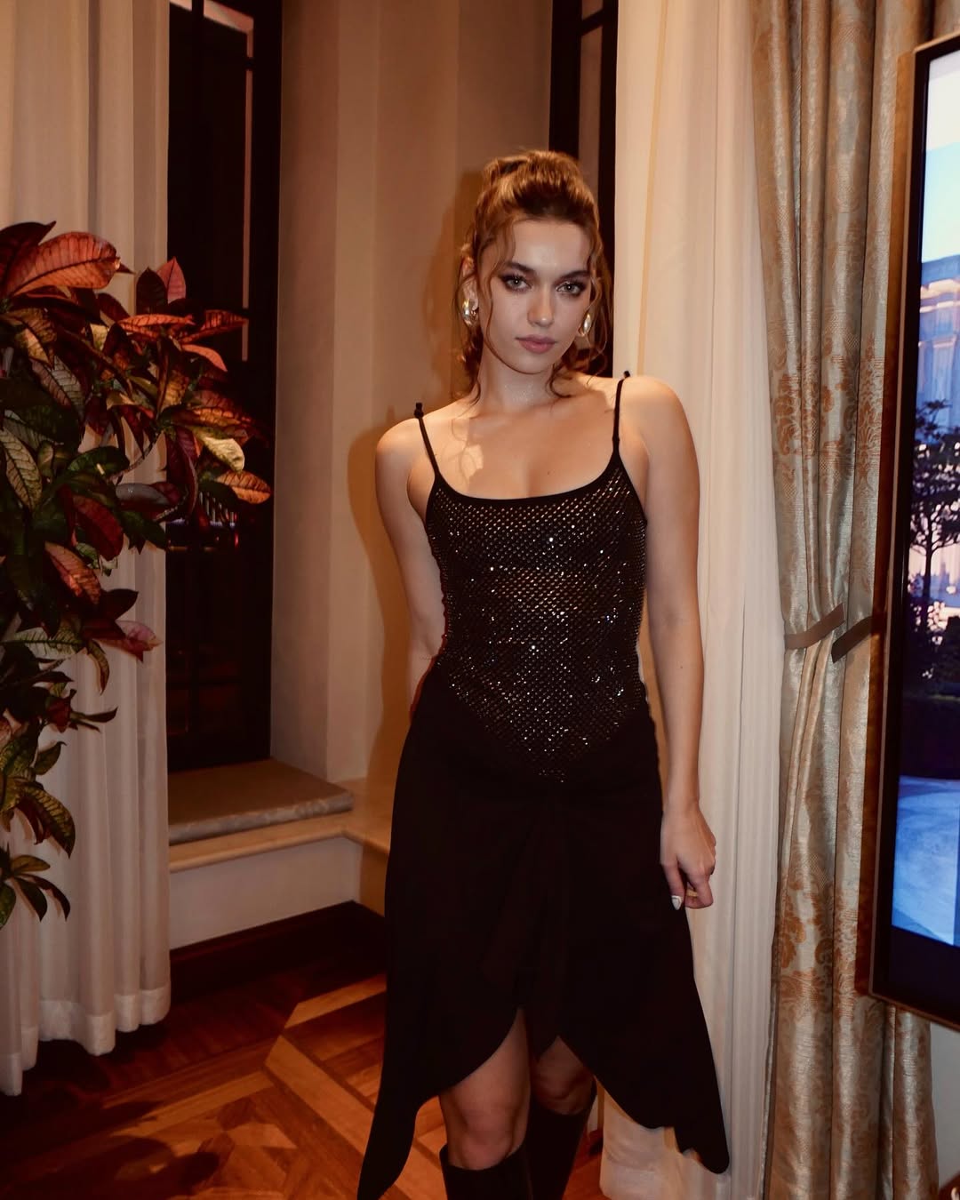  عفراء بفستان باللون الأسود الموحد موصول بتنورة