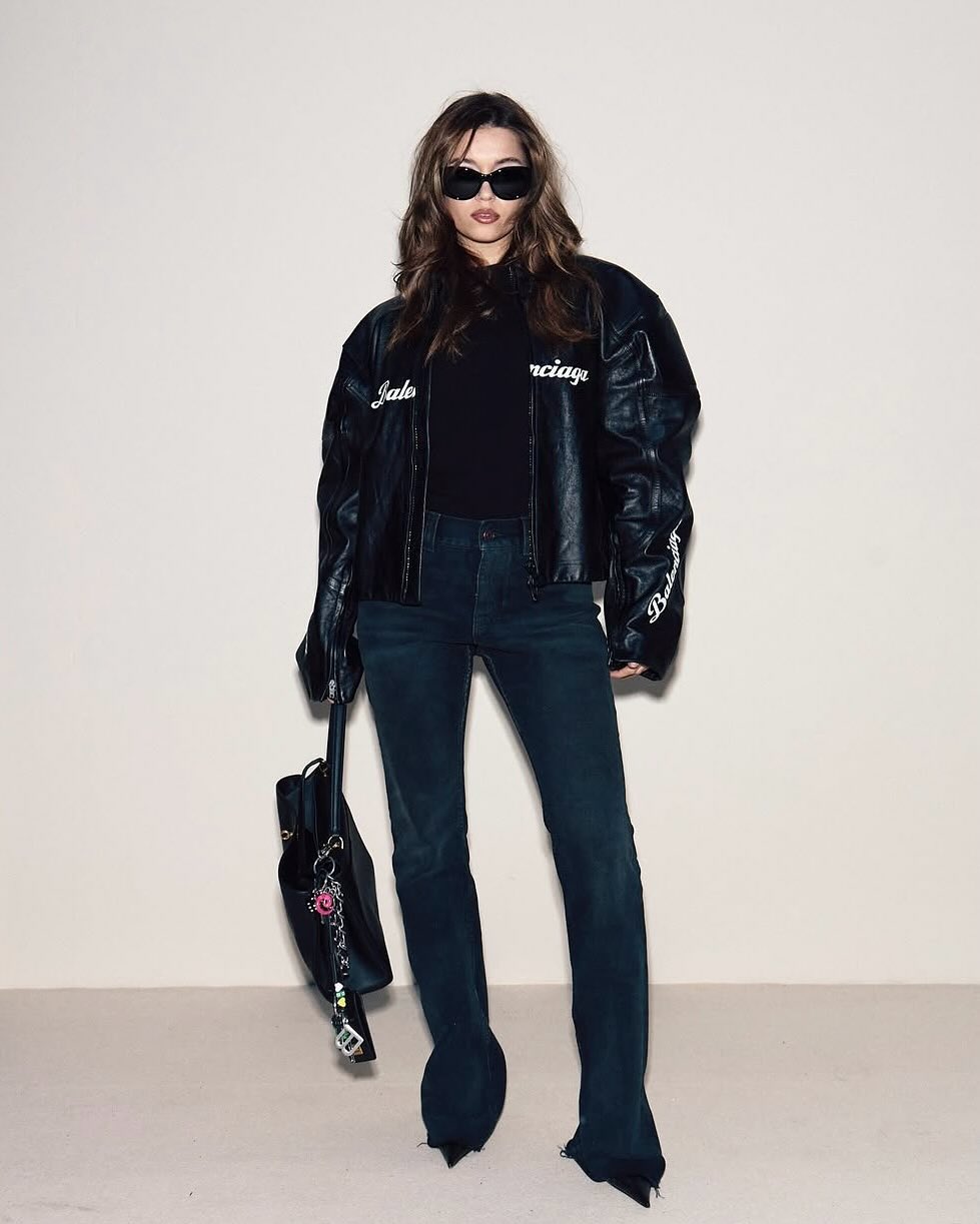 عفراء ساراتش أوغلو بنطال الجينز المستقيم بلون داكن مع توب ضيق باللون الأسود