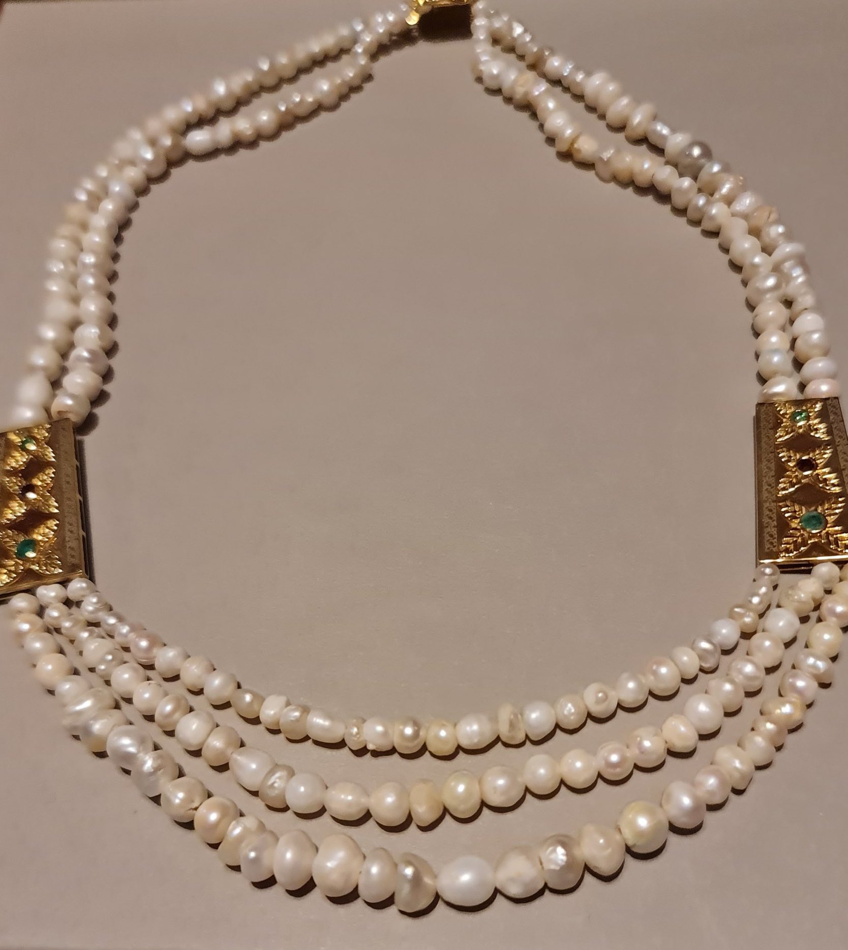 عقد اللؤلؤ الحقيقي من مستشار الأزياء