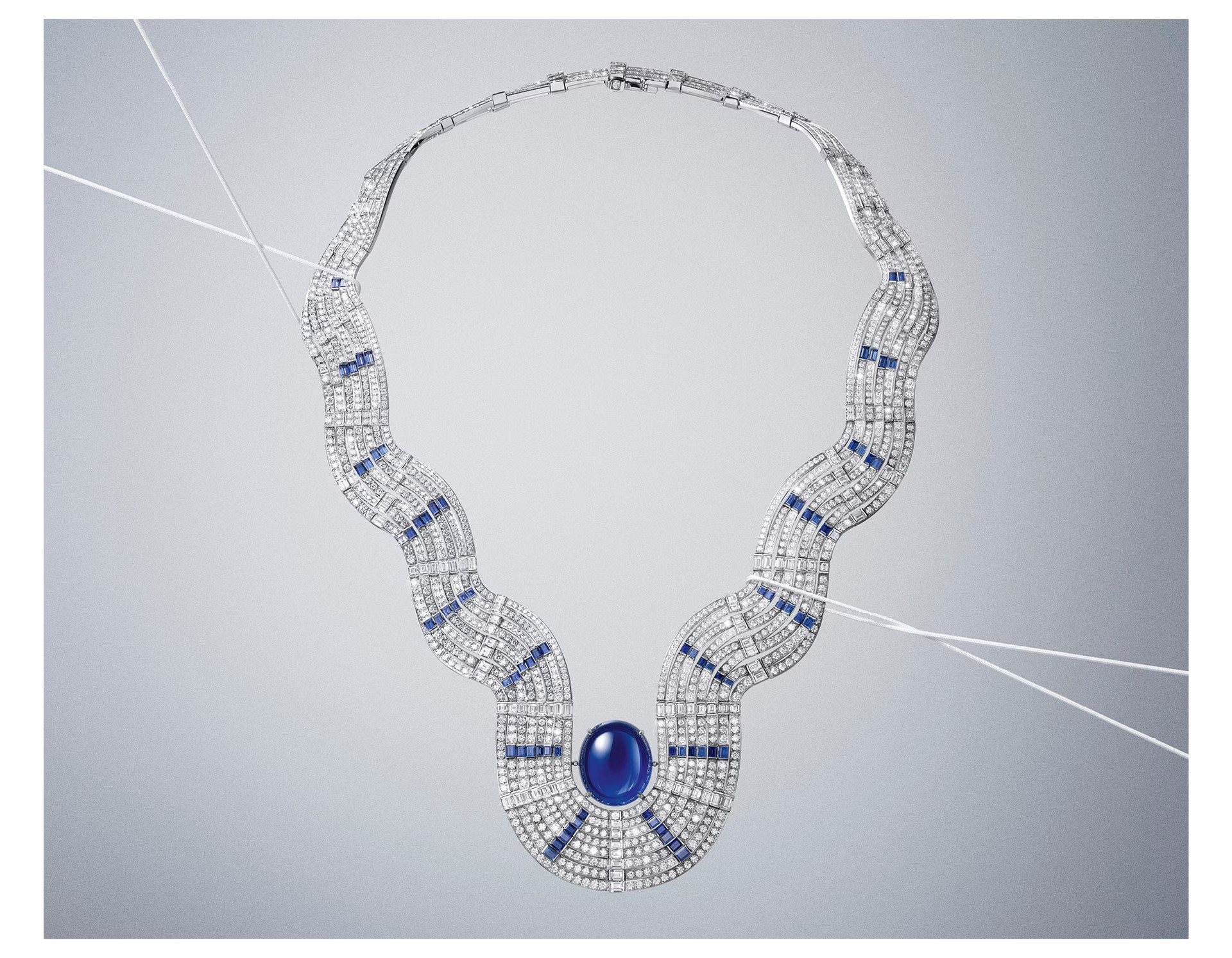 عقد فاخر مرصع بالياقوت من Cartier