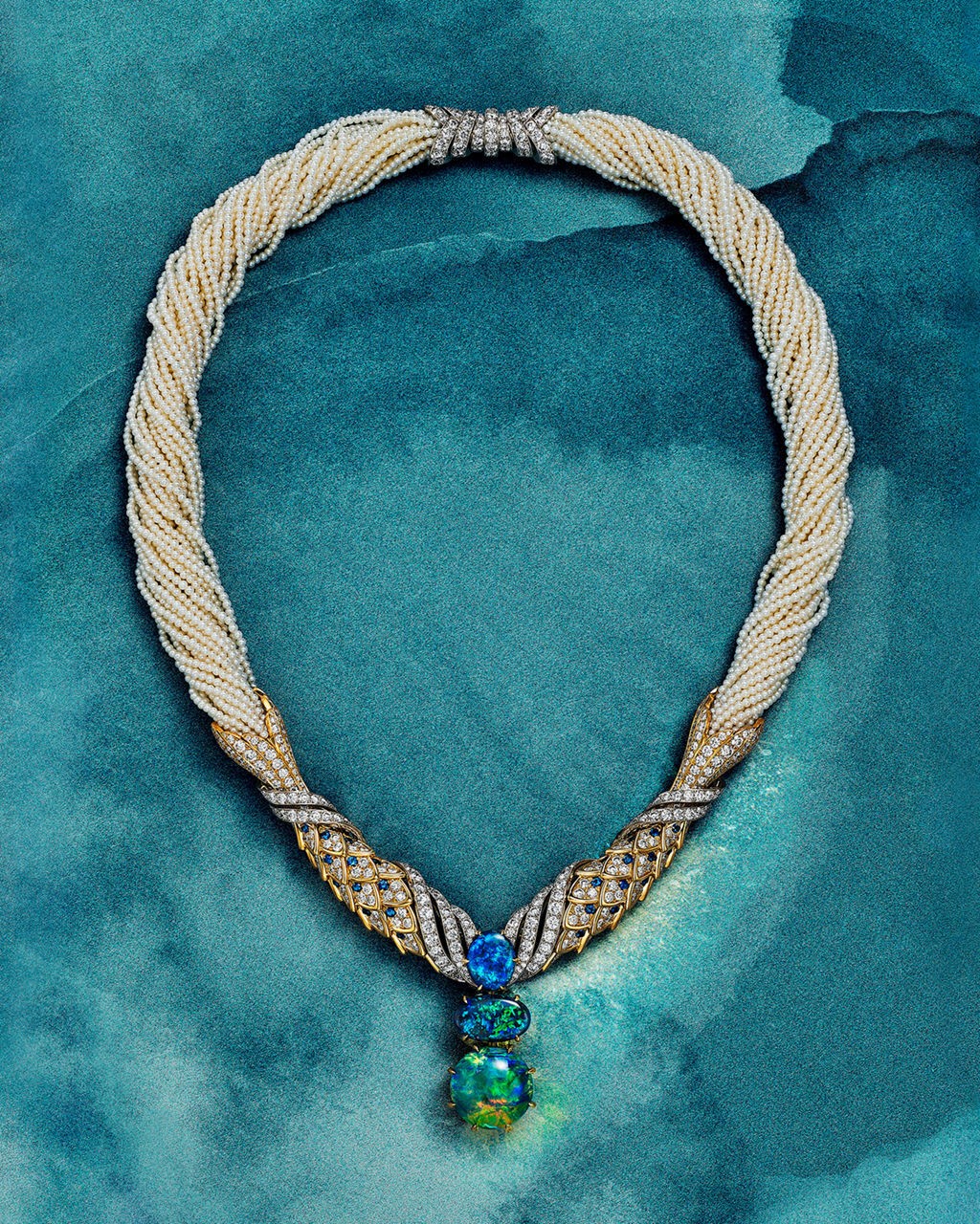 عقد فاخر من مجموعة Blue Book 2025 لدار Tiffany