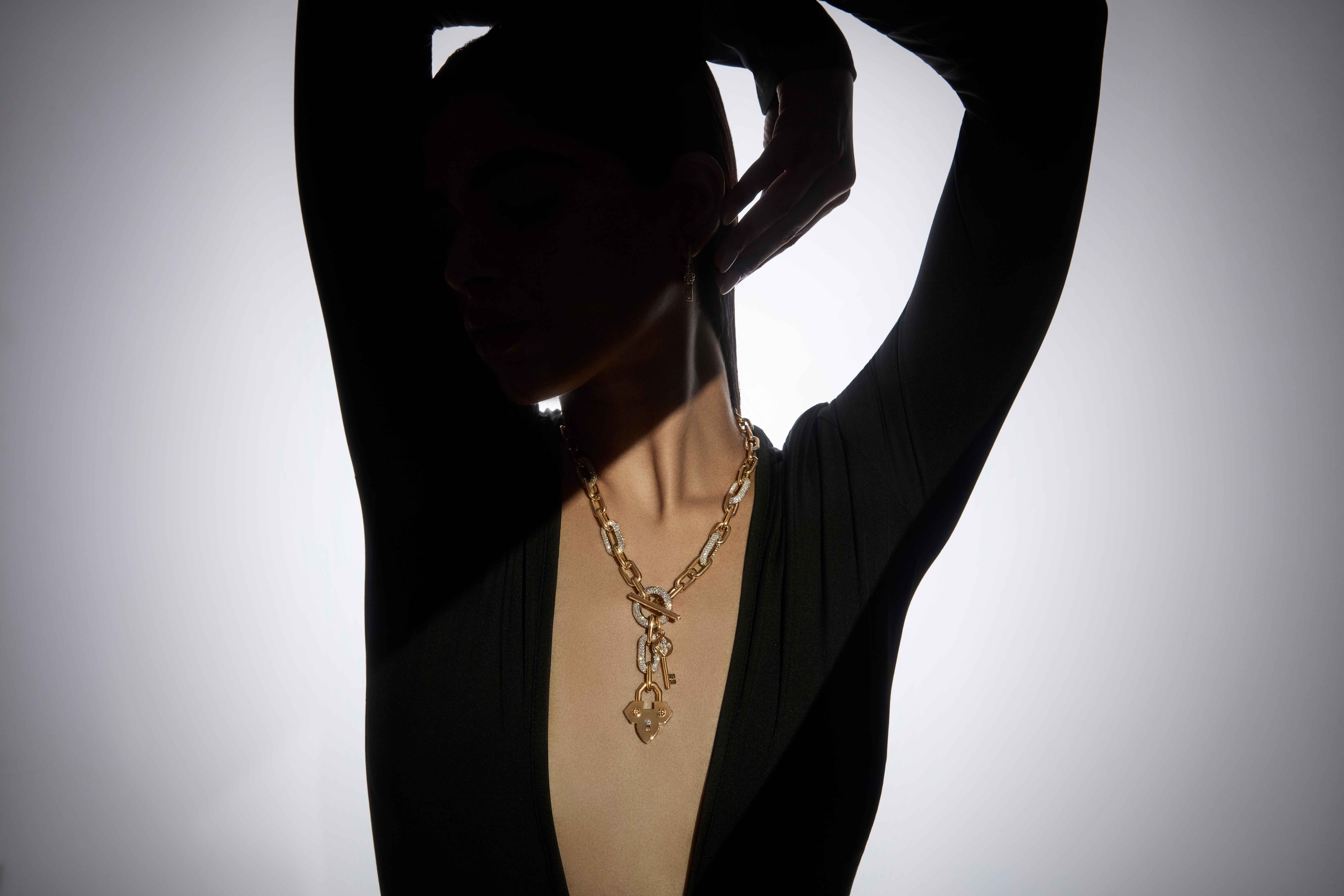 عقد فاخر من Farah Khan