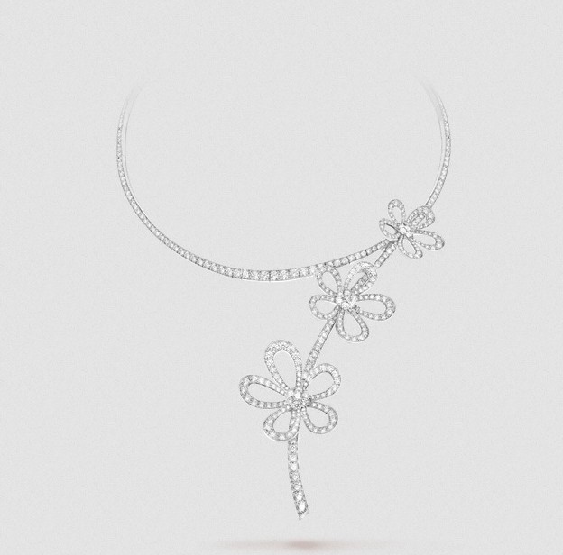 عقد ماس Flowerlace من Van Cleef Arpels
