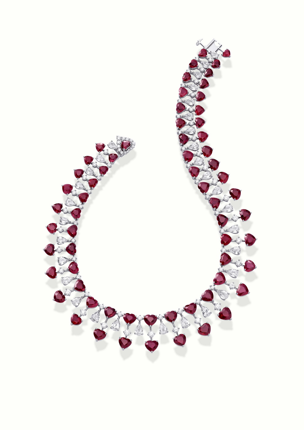 عقد Haute Joaillerie من الذهب الأبيض الأخلاقي عيار 18 قيراط، ويضم 64 حجر ياقوت