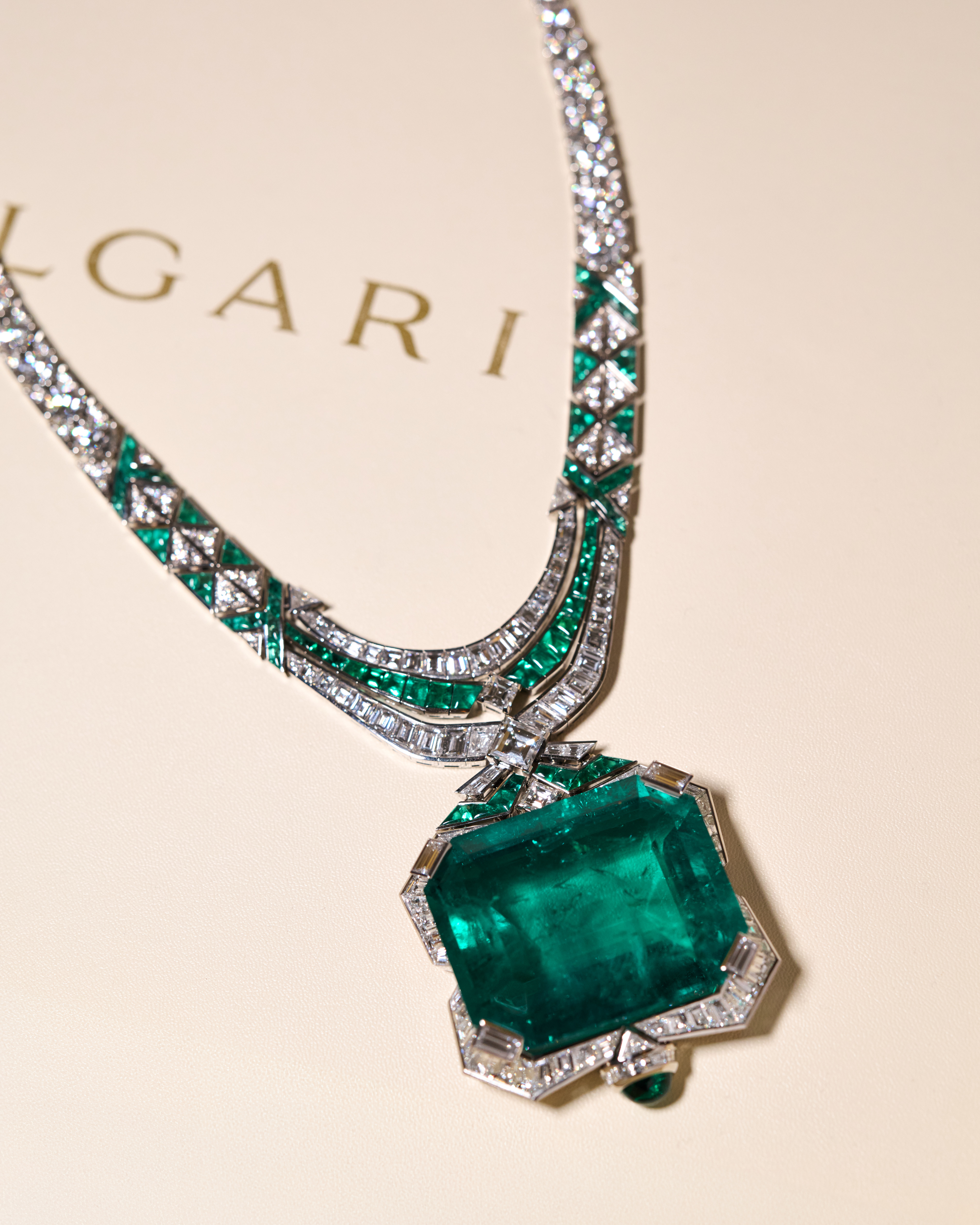 عقد Magnus Emerald من توقيع دار بولغري