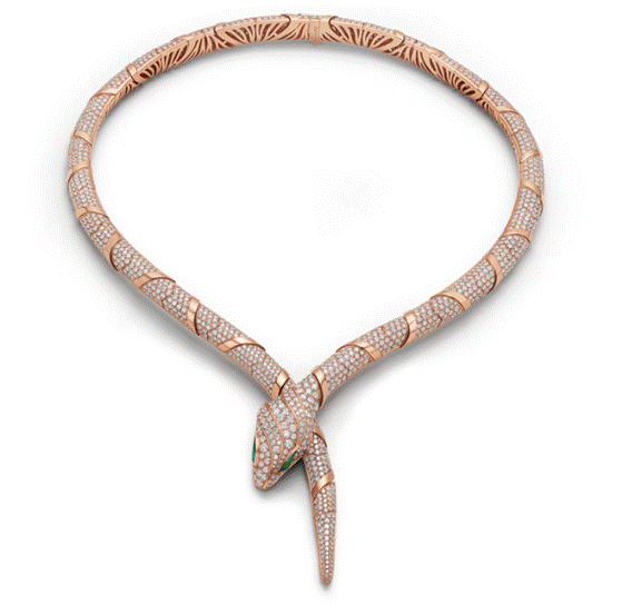عقد Serpenti بالذهب الوردي من Bvlgari