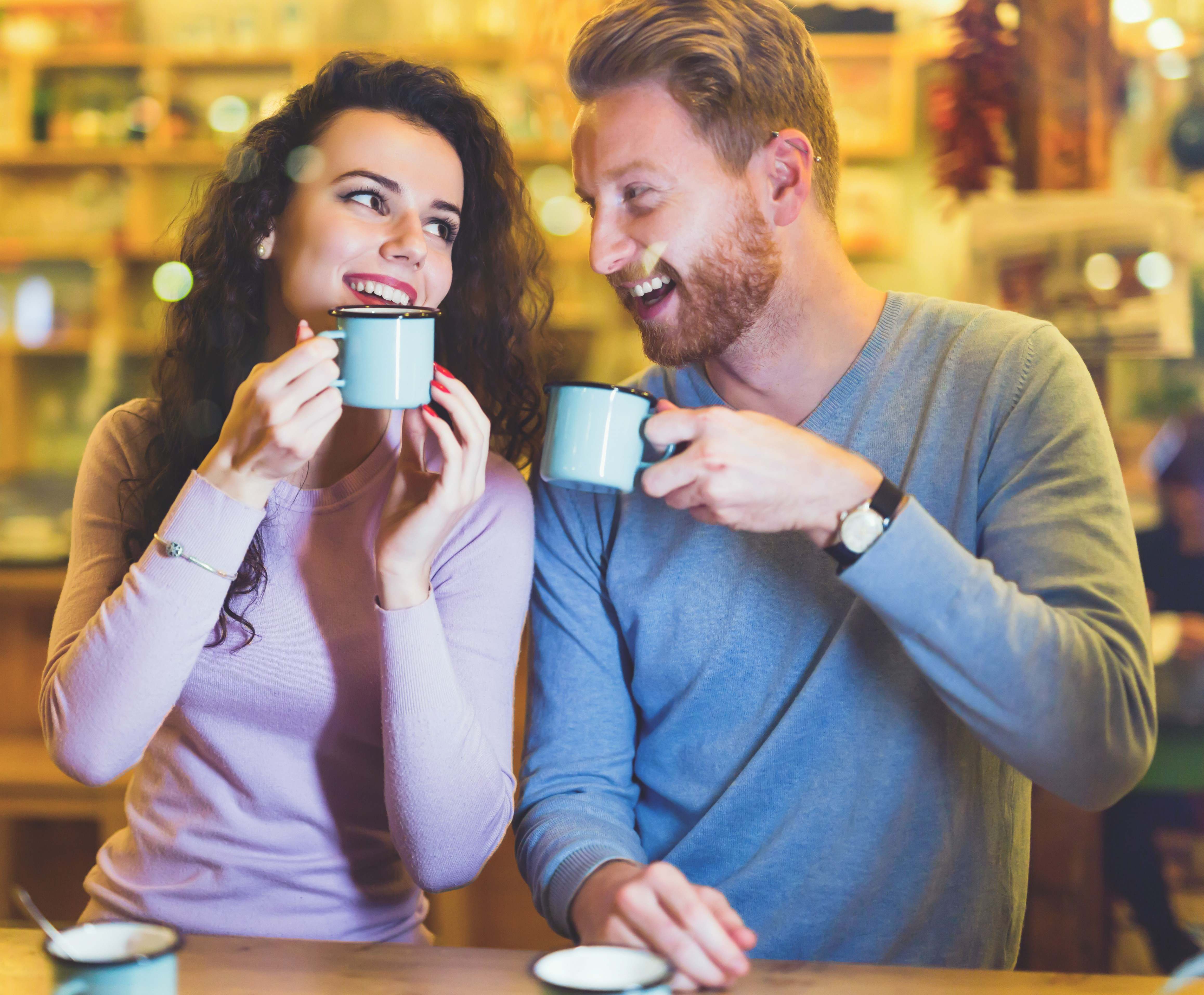 علامات تكشف عن حب الرجل الصامت لكِ