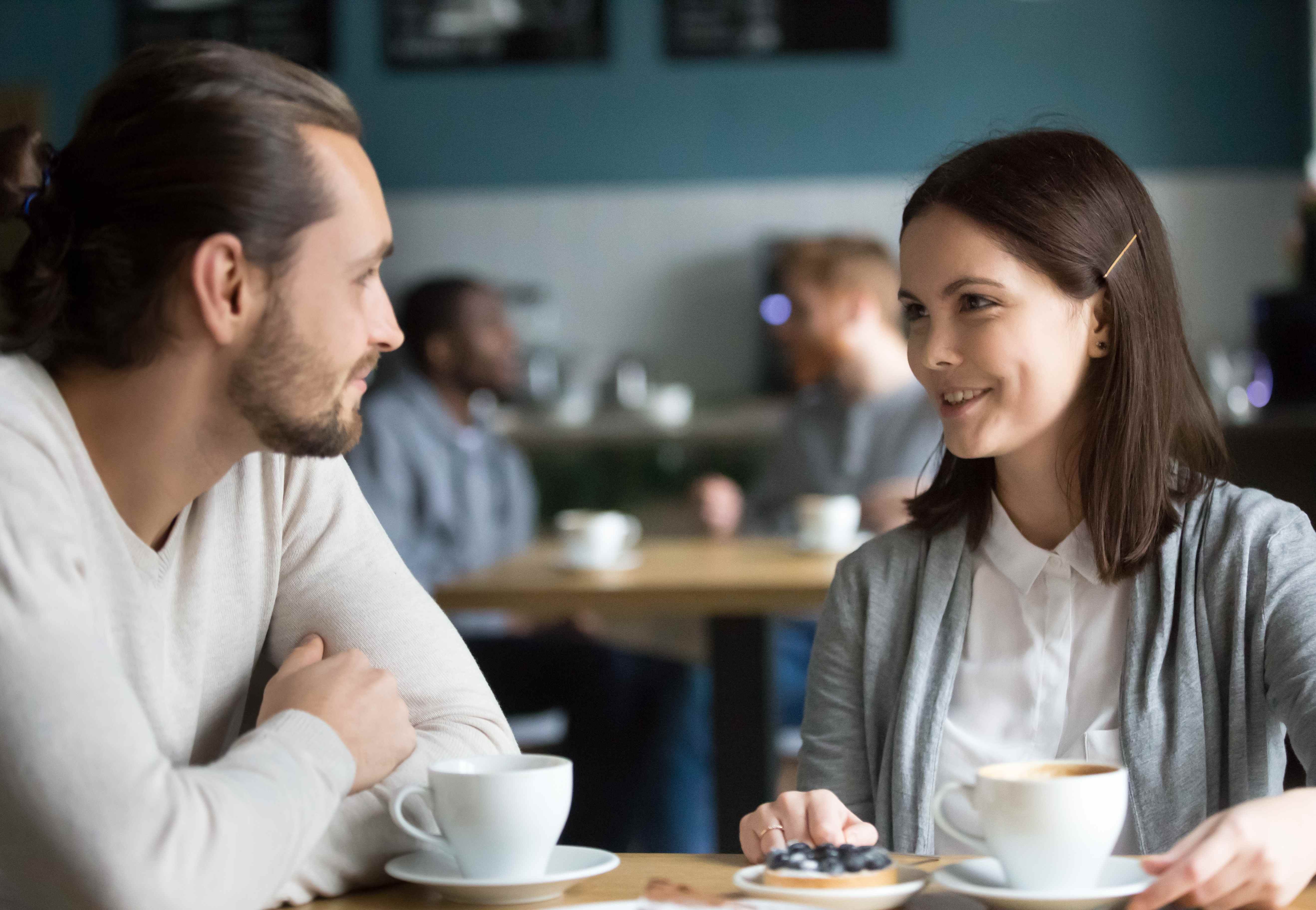 علامات مهمة تضع حدًا لصمته وتكشف لكِ عن حبه