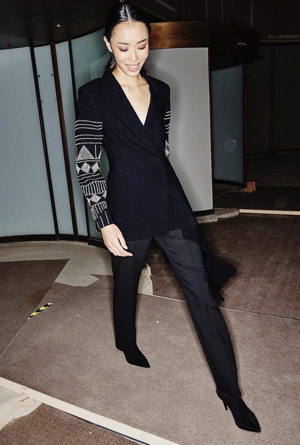 على الإكمام من Mona AlShebil التطريز المستوحى من الهندسة النجدية