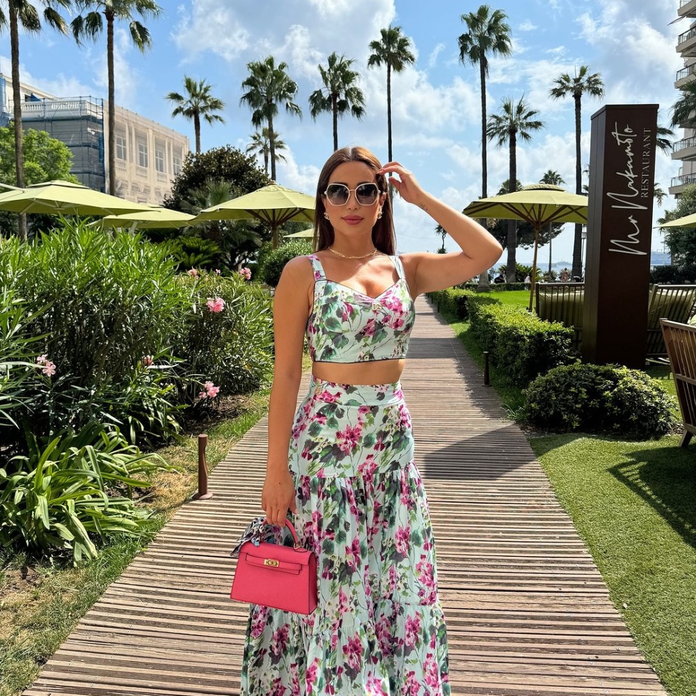 نسرين طافش بإطلالة صيفية بأقراط شانيل CHANEL
