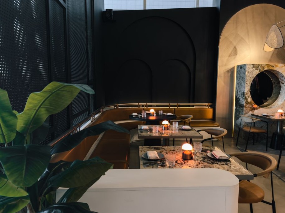 على وقع الموسيقى واللهب المفتوح.. «فينيل إمبر» يثري مشهد المطاعم في الرياض