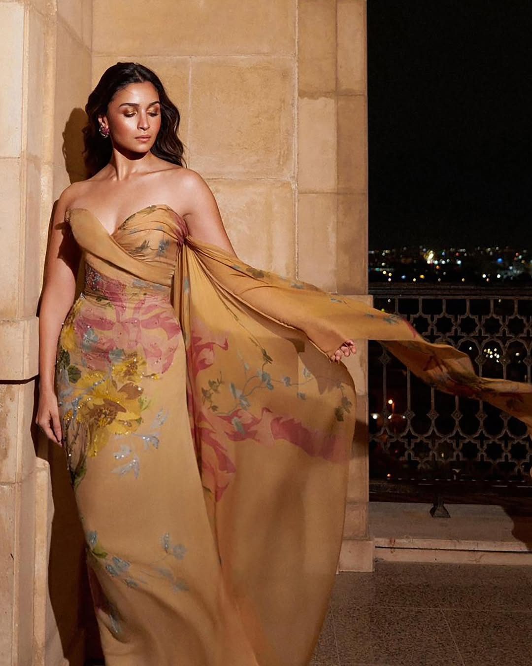 عليا بهات بفستان بلون نيود مصمم بقماش انسيابي