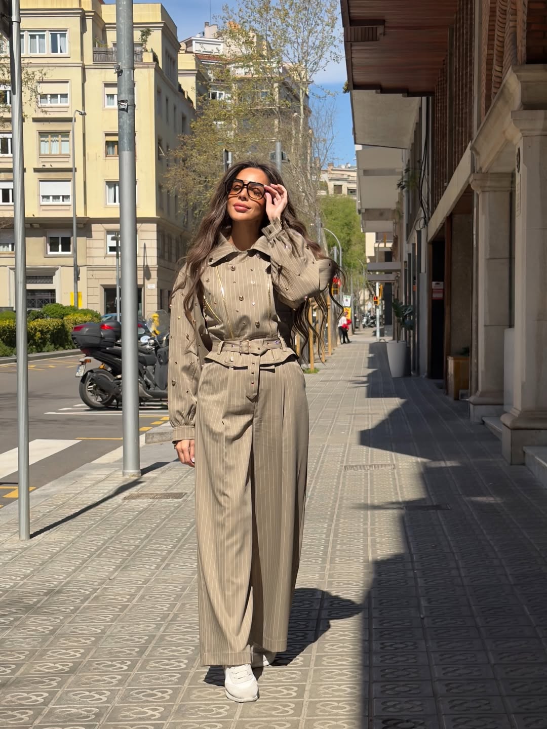 عليا خليل ترتدي بدلة غير تقليدية بقماش بني مقلم بالخطوط البيضاء