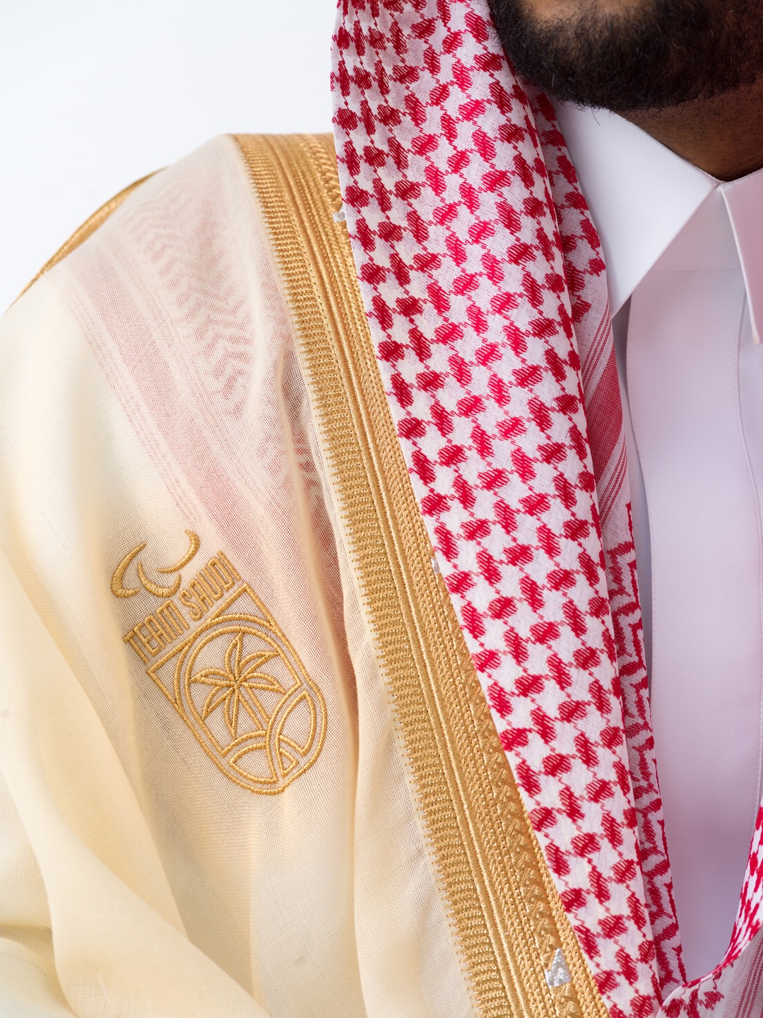 علياء السالمي تقدم البشت الصيفي برؤية معاصرة تصوير عمر عبدالعزيز