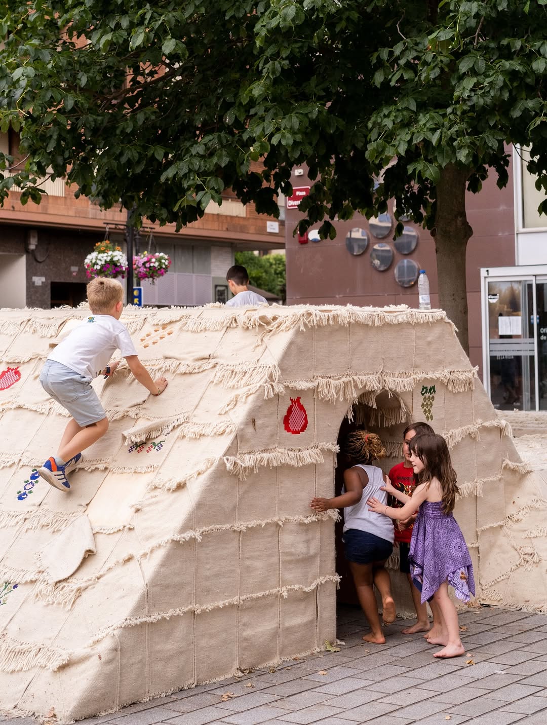 عمل الفنانة رغد الأحمد جذور الدفء
