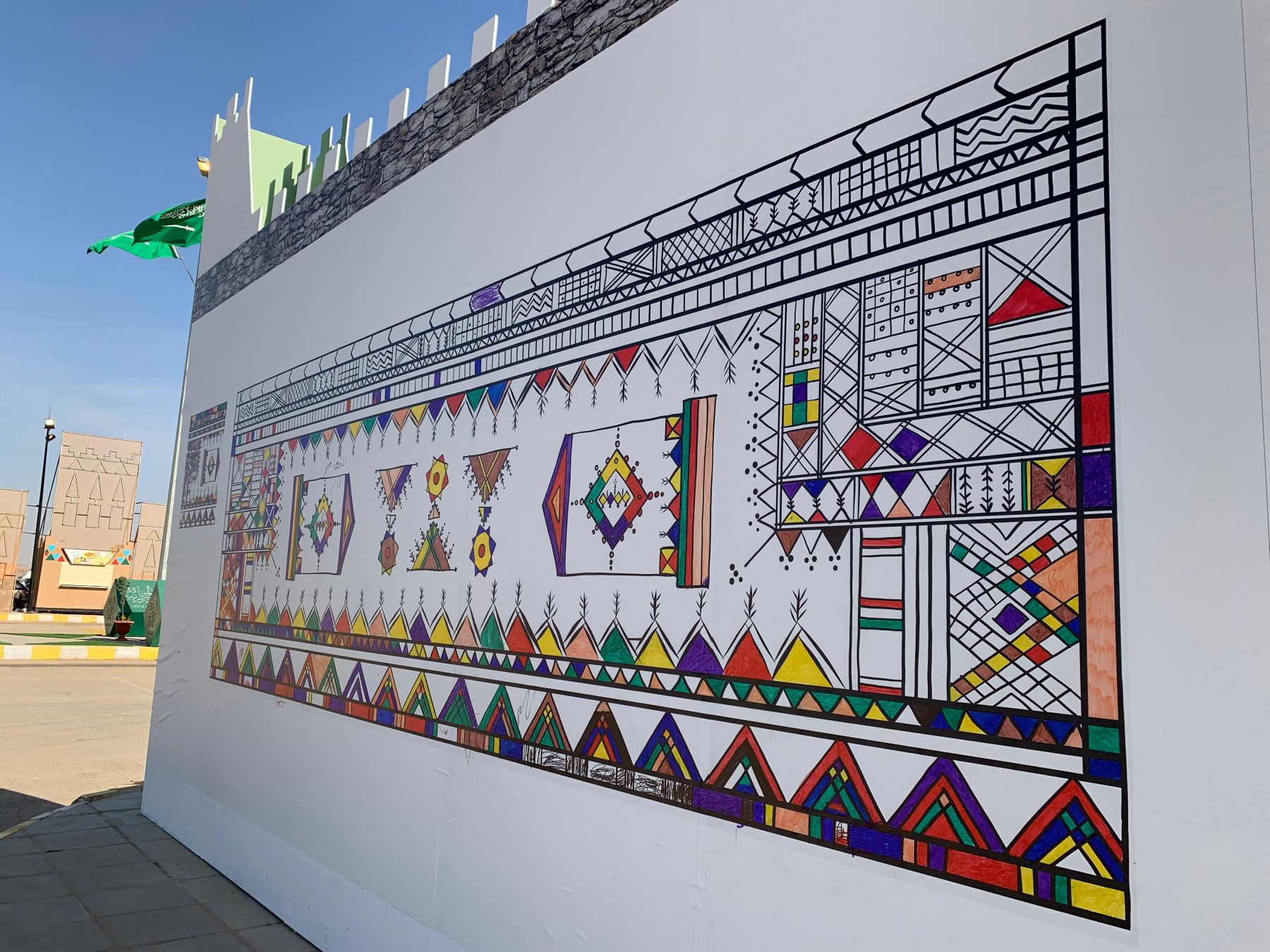 عمل الفنانة ريما الباز لجدارية القط العسيري