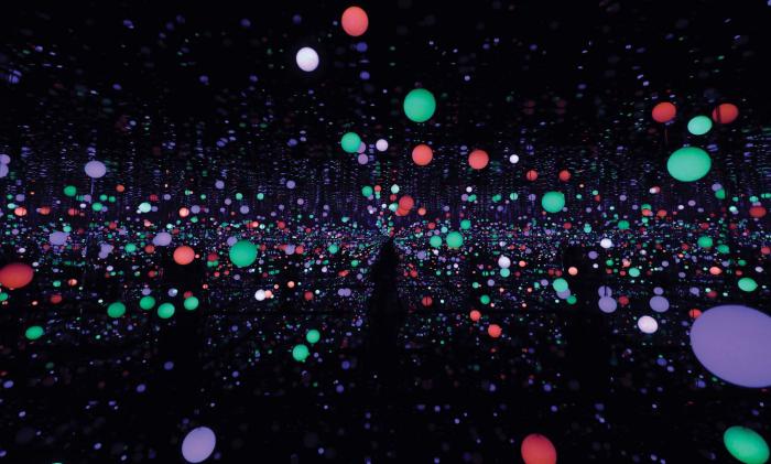 عمل الفنانة YAYOI KUSAMA في نور الرياض 2021