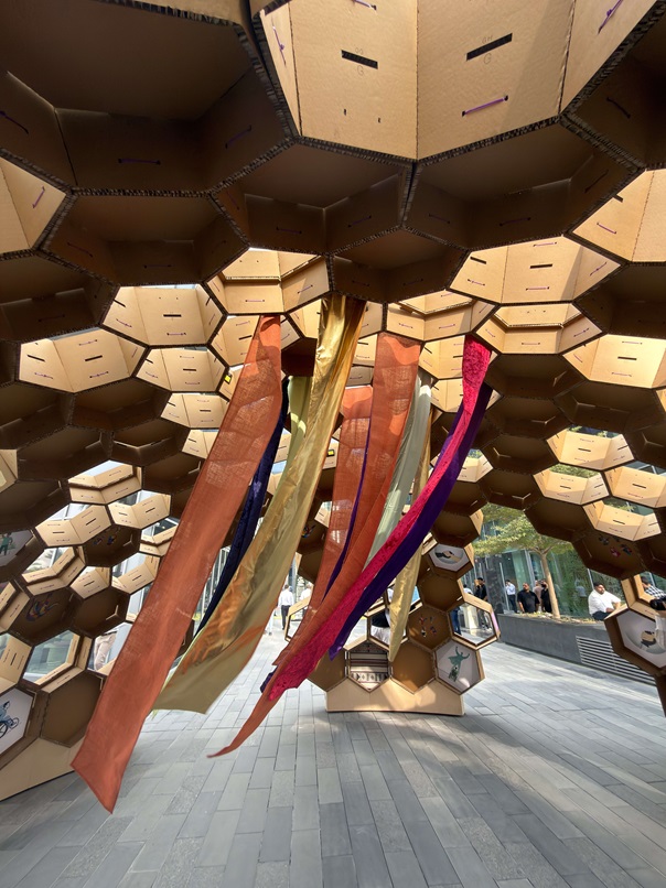 عمل فني ينبض بالتنوع… يجمع مواهب أصحاب الهمم وطلاب الهندسة في تجربة تعكس روح دبي الشاملة.