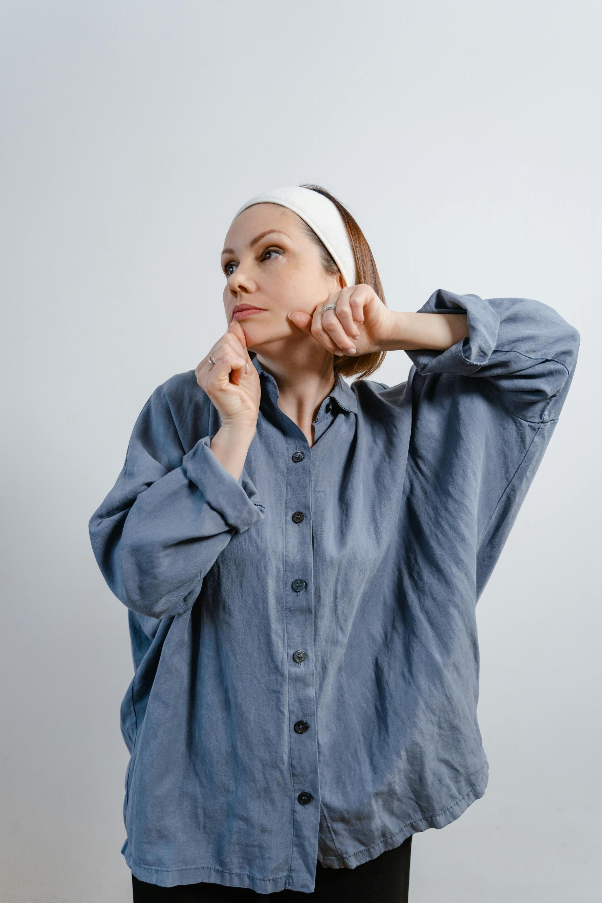 عمل مساج الوجه باستمرار يحسن من مرونتها