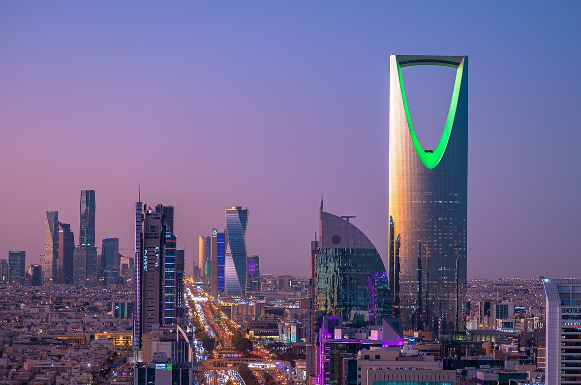 عند الغروب، تتلألأ الرياض كمدينة تصنع المستقبل