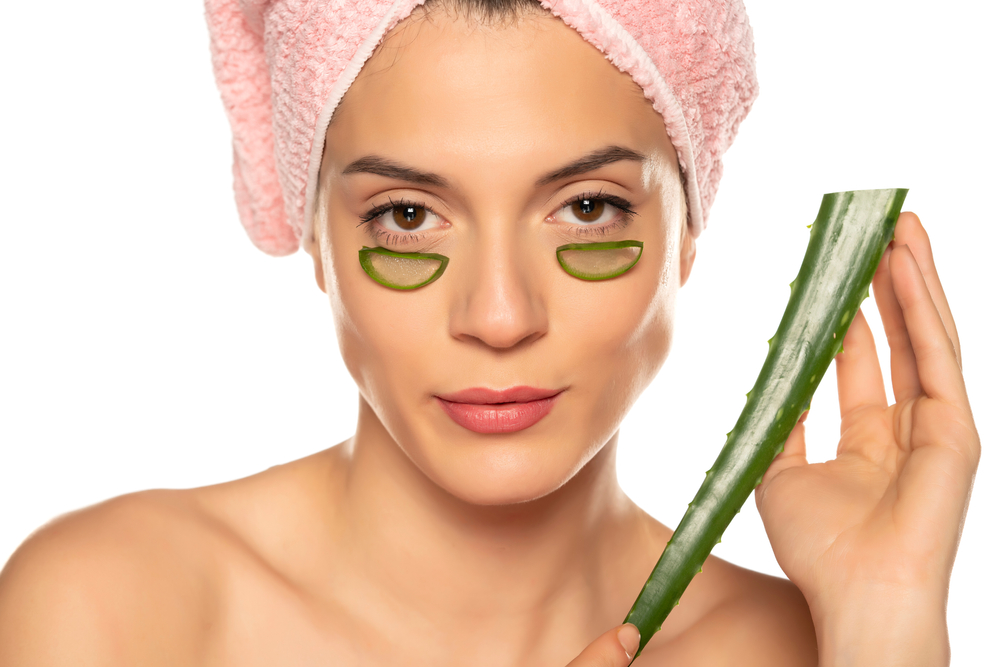 عند تطبيق الألوفيرا  على محيط العين قبل المكياج، يعمل على تحسين مرونة الجلد ومنحه مظهراً أكثر تماسكاً