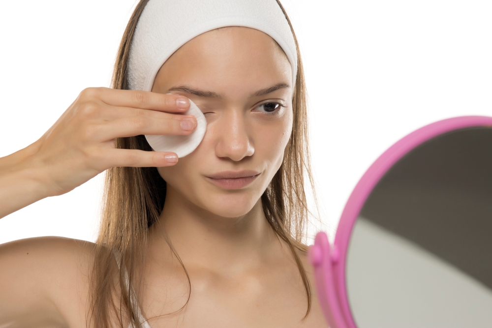 عند تمرير قطعة قطن مبللة بالحليب على الوجه، تبدأ الدهون الطبيعية بإذابة الشوائب