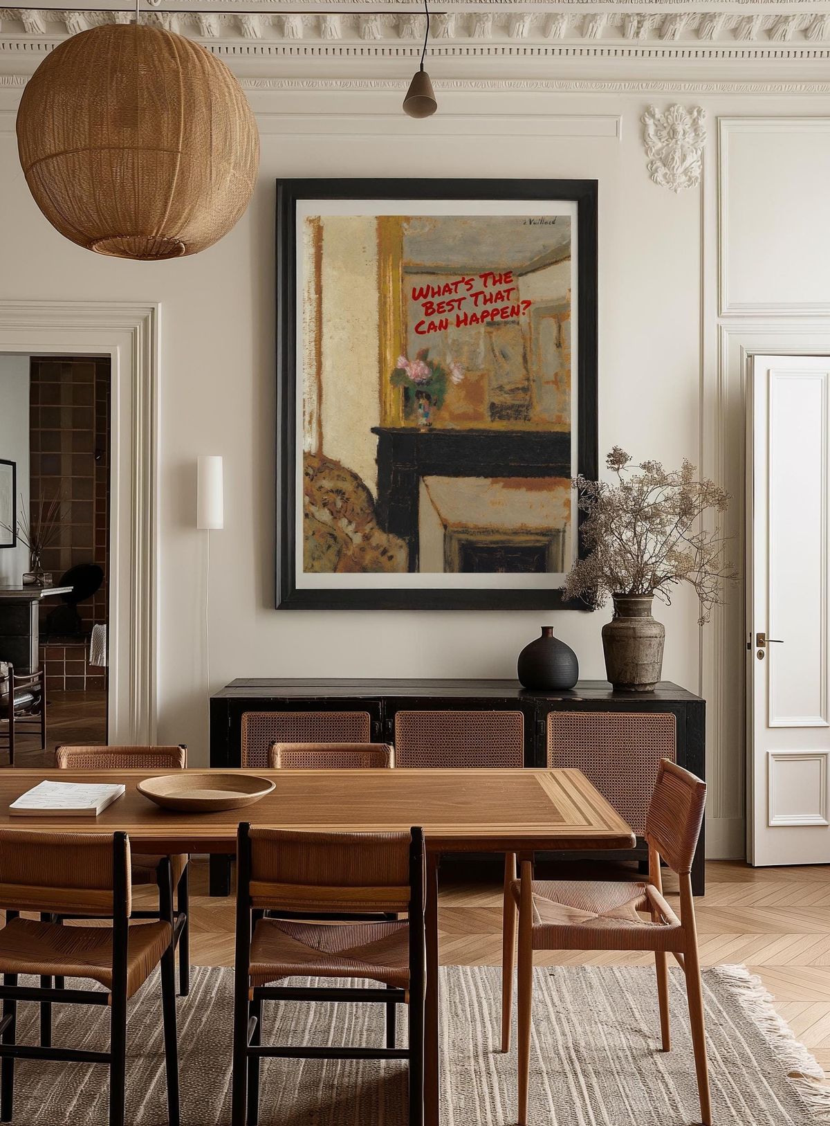 عند تنسيق اللوحات فوق الأثاث، يجب مراعاة الإحساس بالترابط البصري