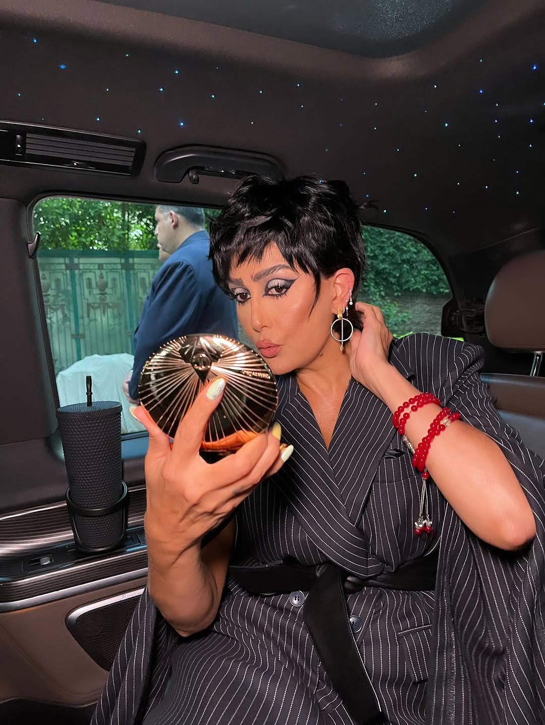 غادة عبد الرازق بمكياج قوي