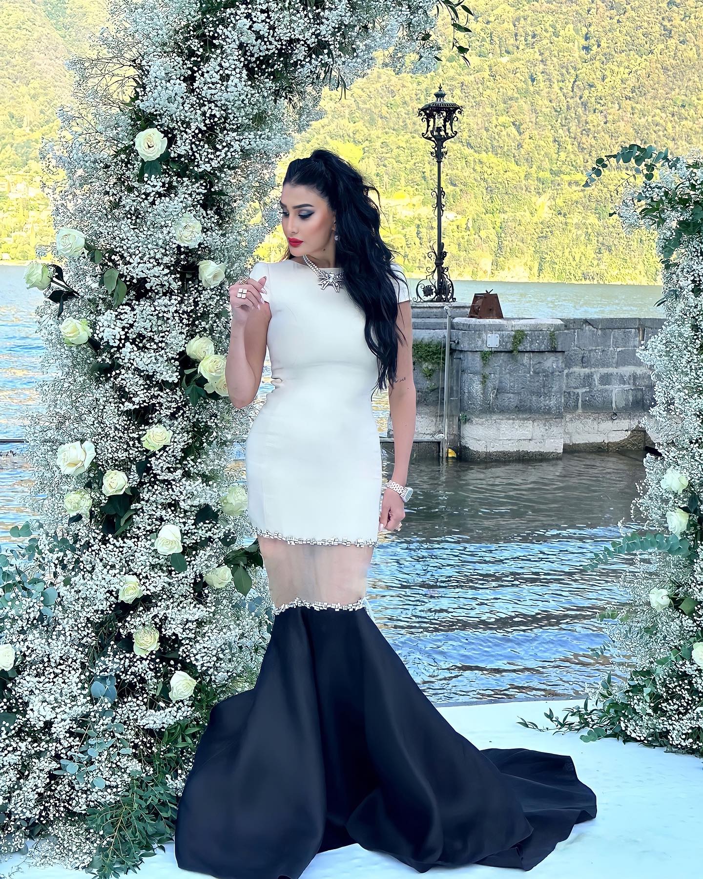 غادة عبدالرازق بفستان طويل باللون الأبيض من توقيع نفس المصمم Stephane Rolland