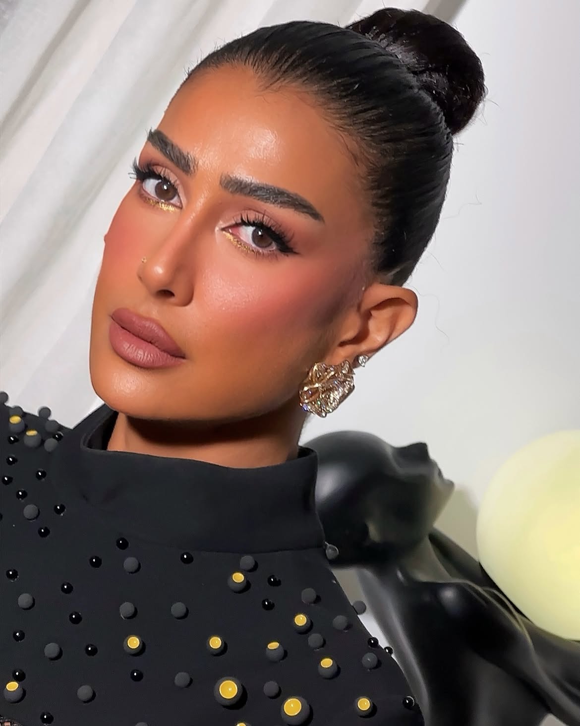 الكعكة المرفوعة بأسلوب غادة عبد الرازق: لمسة عصرية تصقل الملامح