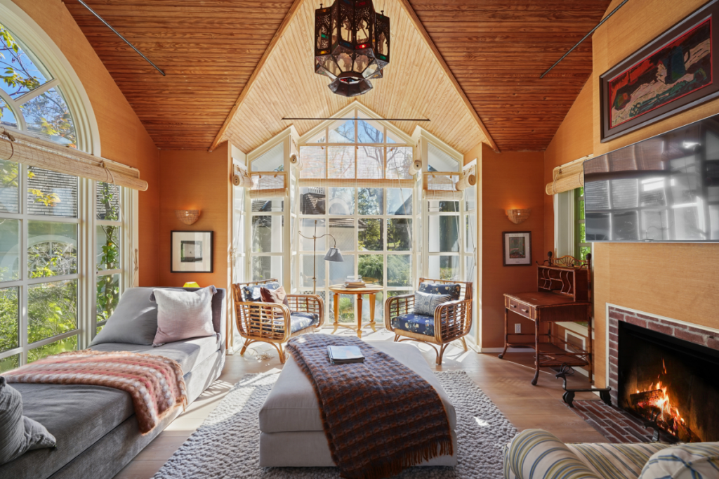 غرفة زجاجية تغمرها أشعة الشمس