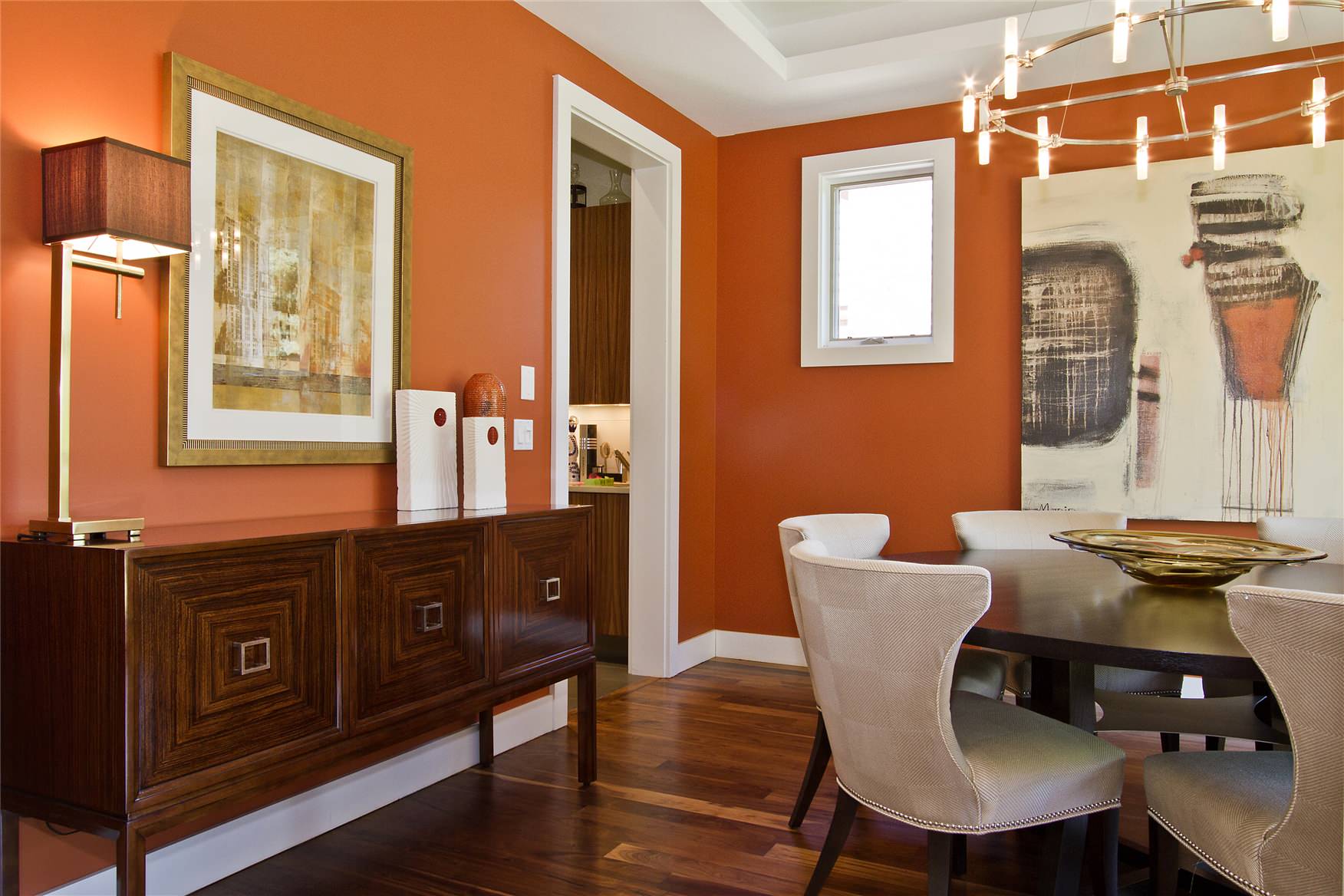 غرفة طعام بجدران مطلية بلون البرتقالي المحروق burnt orange