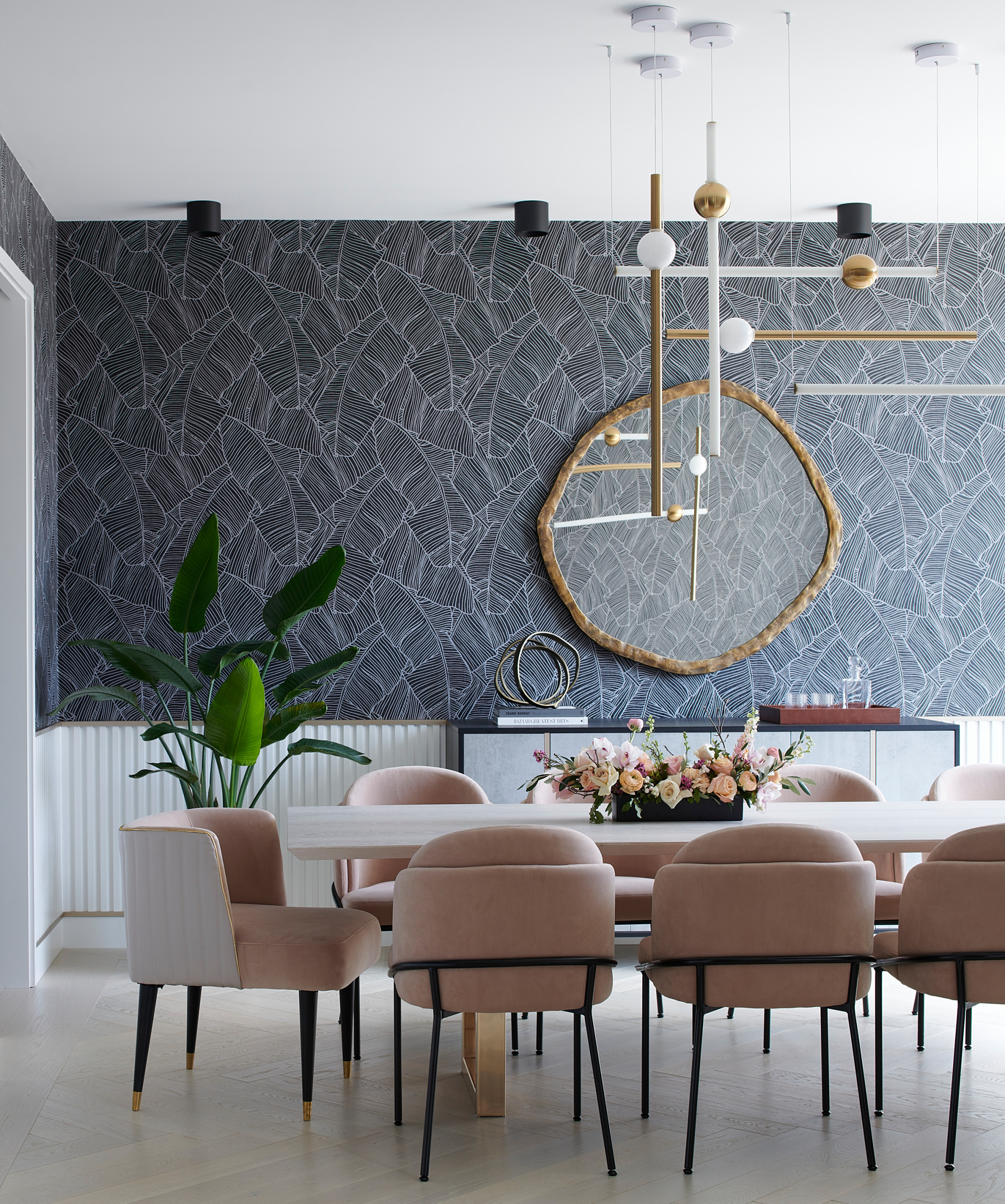 غرفة طعام بورق جدران مميز