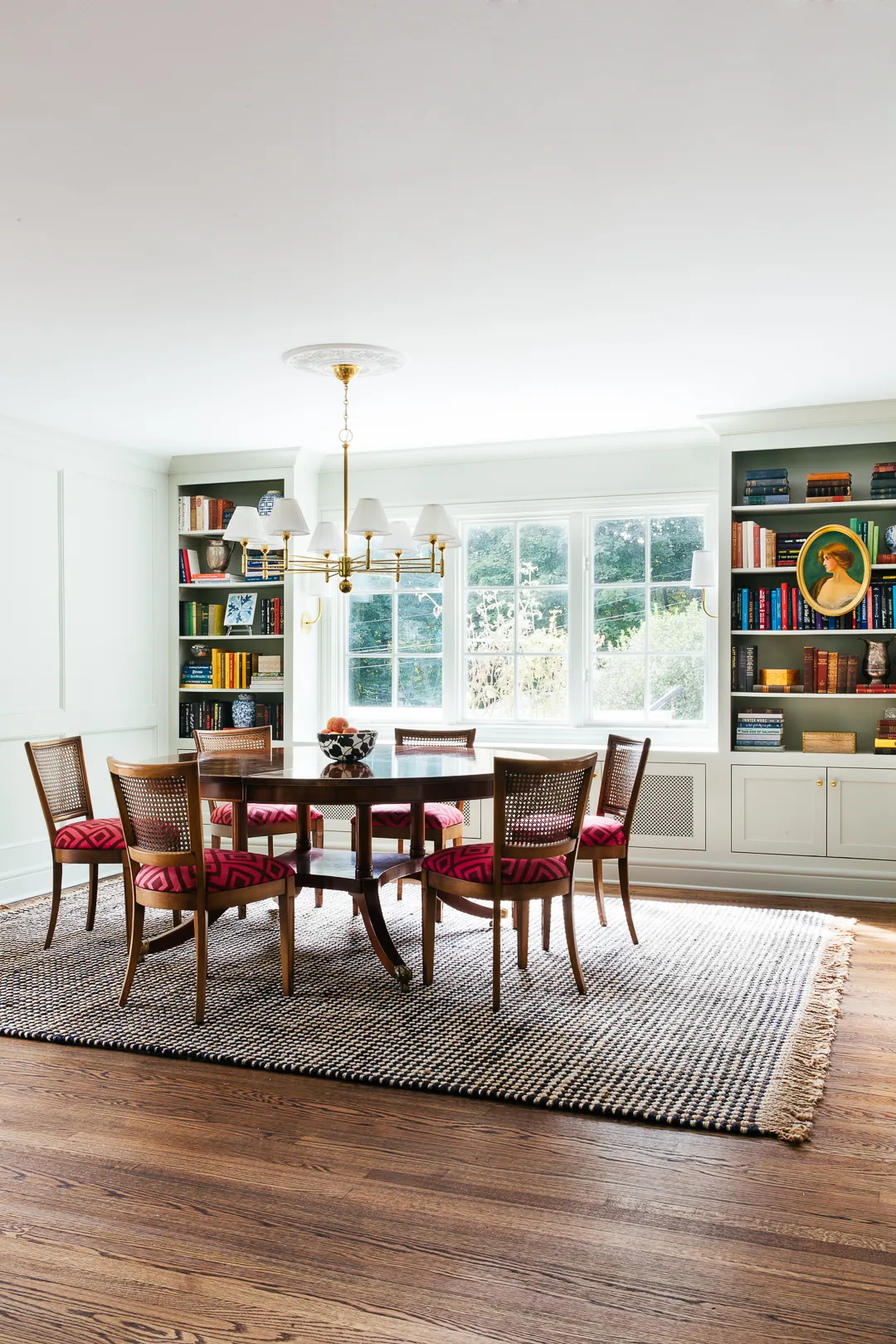 غرفة طعام مفروشة بسجادة من الجوت