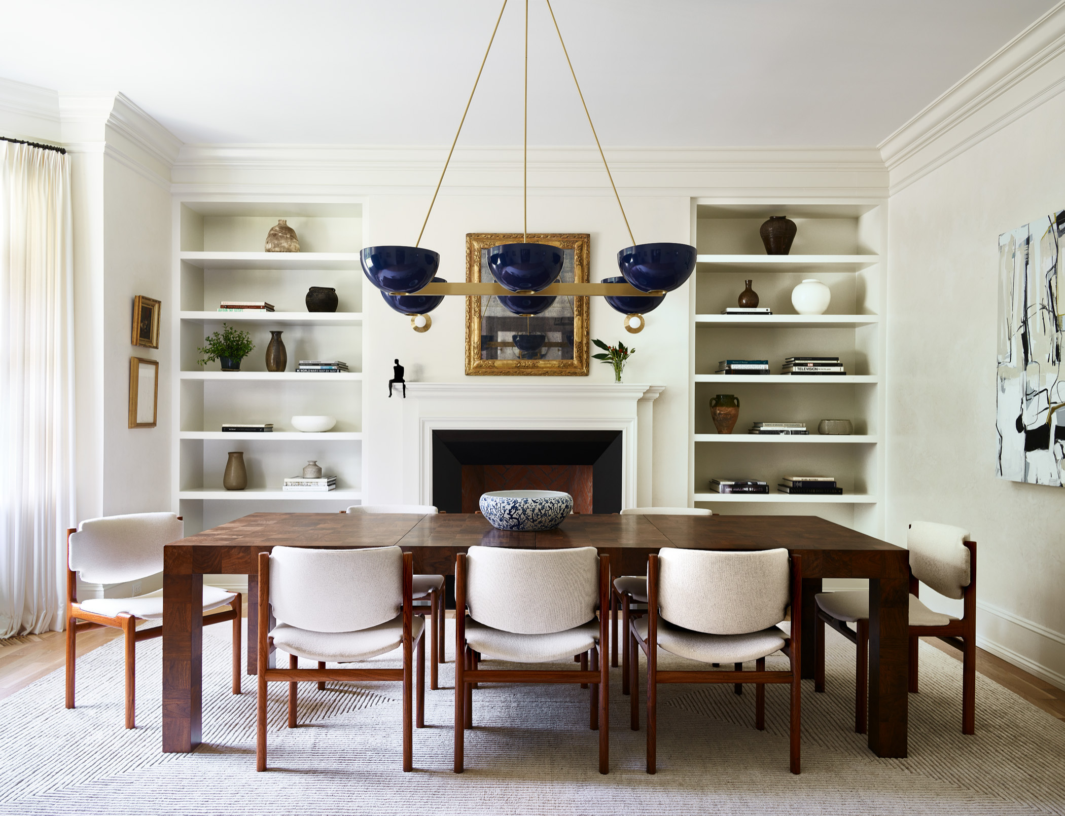 غرفة طعام منسقة بعناية