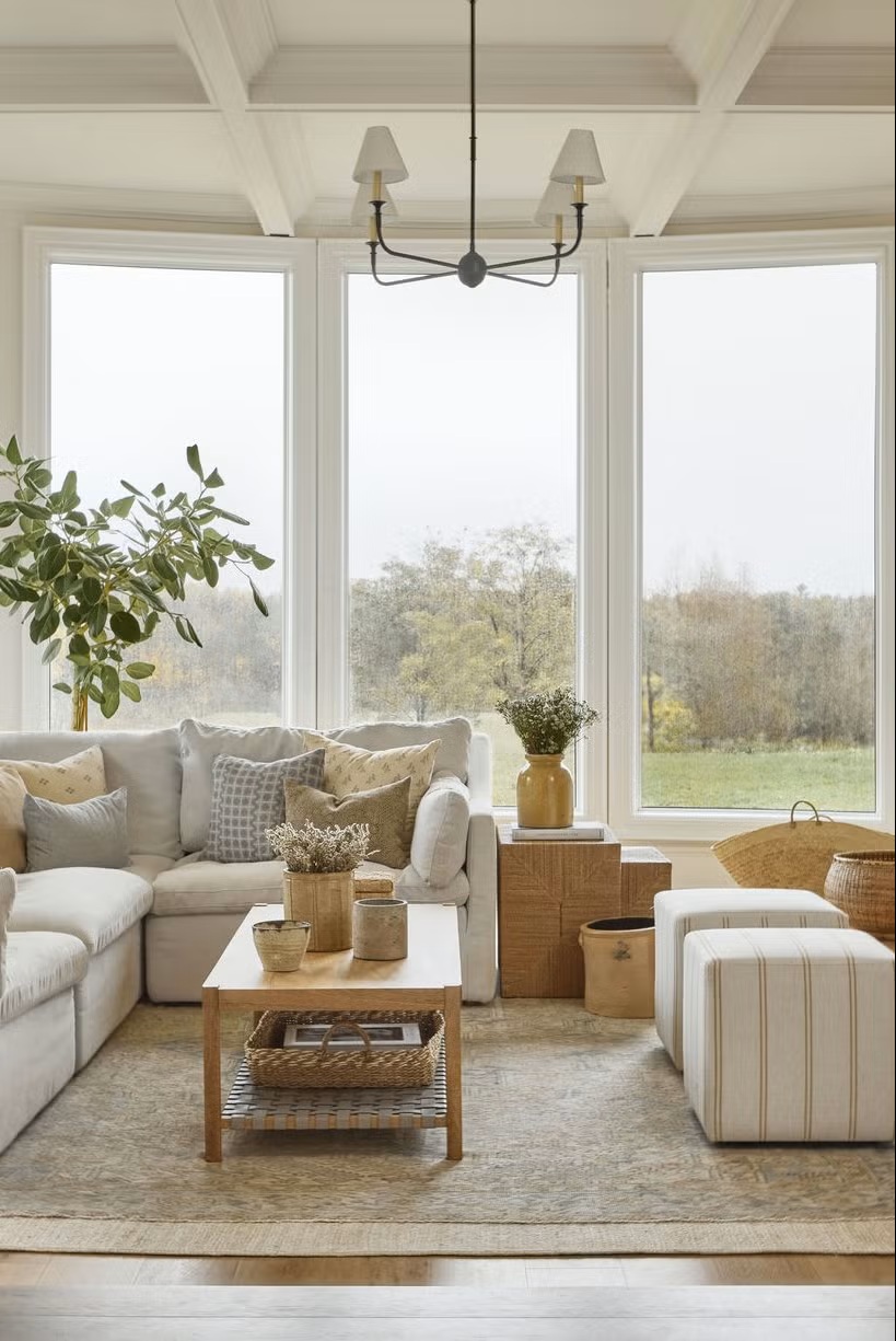 غرفة معيشة بلمسة عصرية على طراز المزرعة