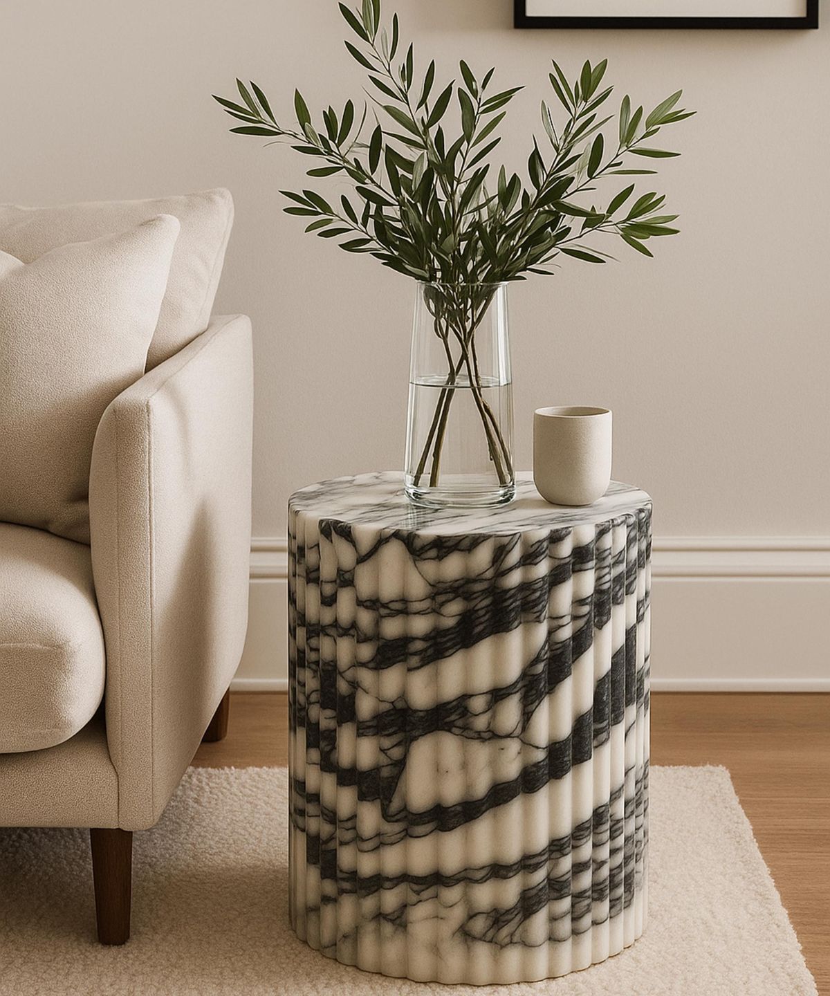 غرفة معيشة مزينة بطاولة جانبية من الرخام