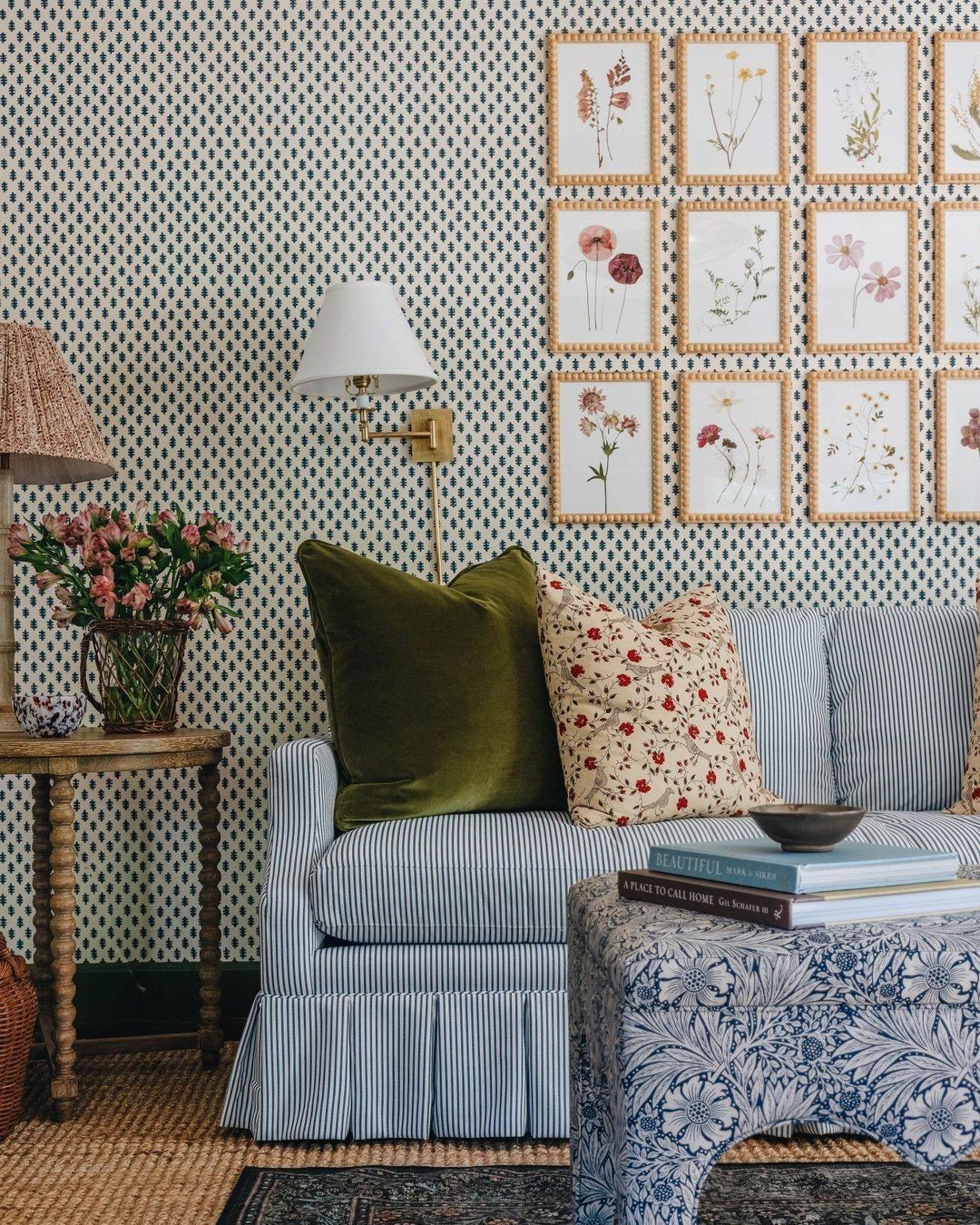 غرفة معيشة مليئة بالأنماط والألوان