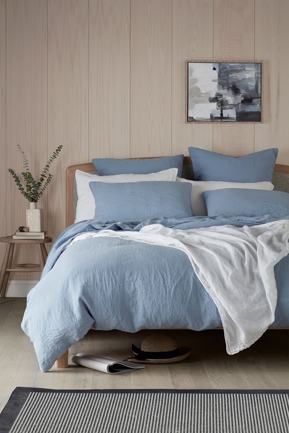 غرفة نوم بأغطية سرير باللون الأزرق البودرة