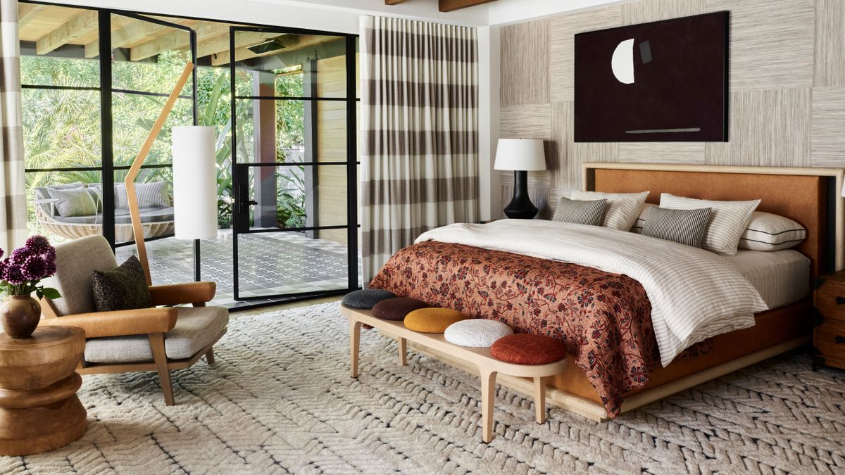 غرفة نوم بسجادة من الصوف