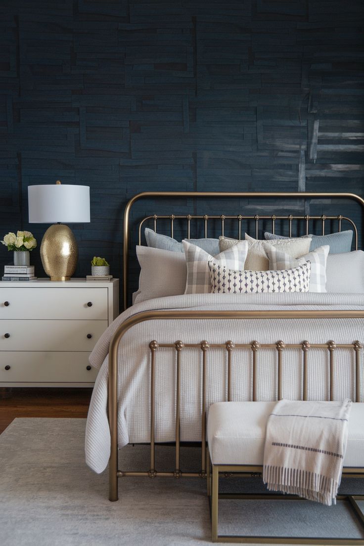 غرفة نوم بملسات معدنية مميزة