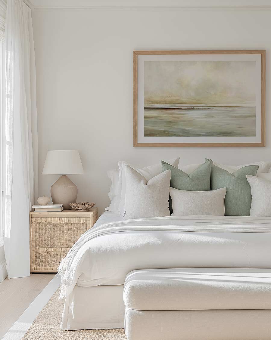 غرفة نوم مزينة بلوحة فنية ناعمة الألوان فوق السرير