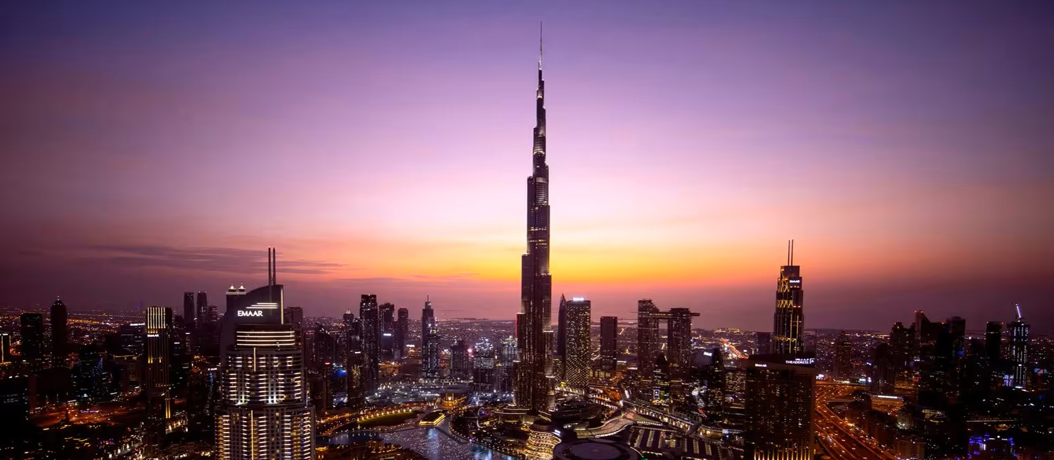 غروب الشمس الساحرة في أفق دبي