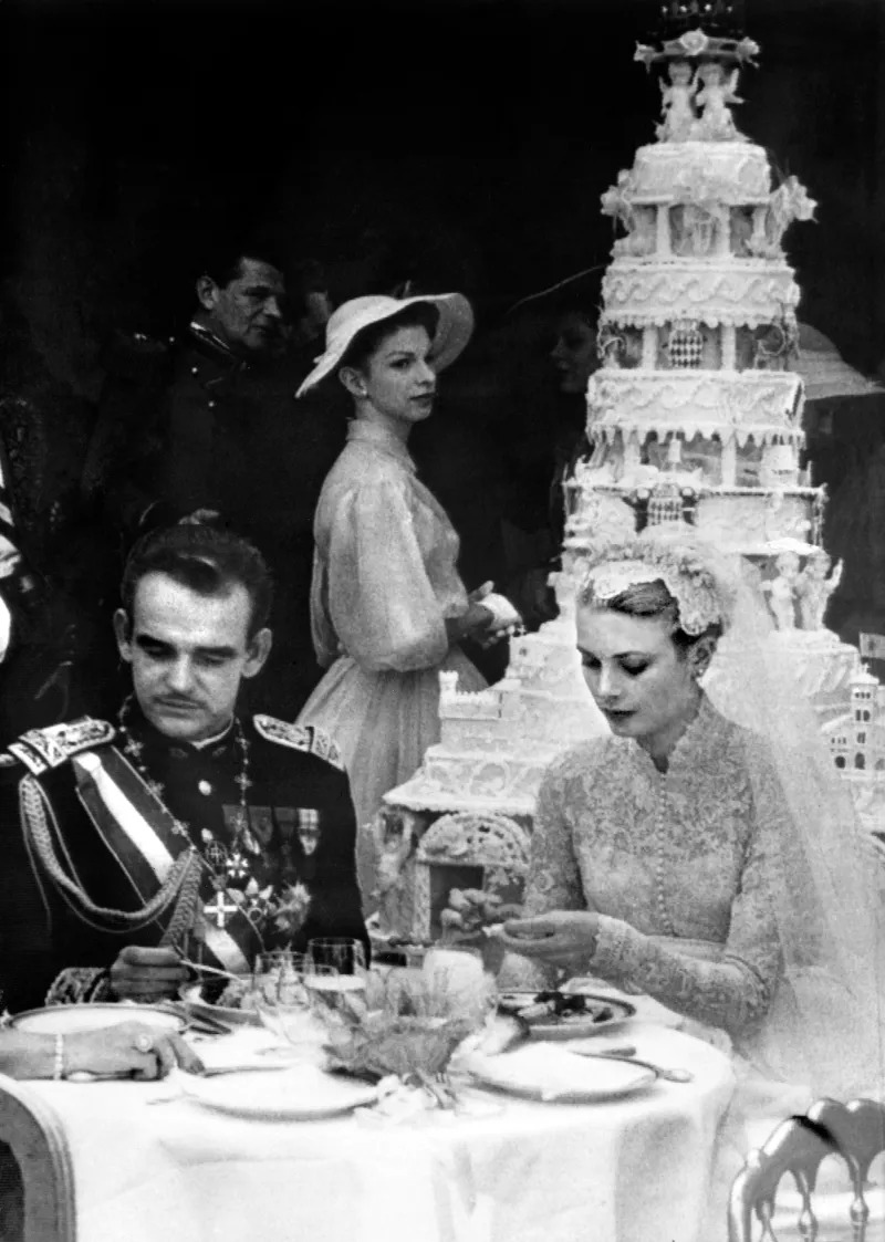 غريس كيلي Grace Kelly ورينيه الثالث Prince Rainier III -كعكة زفاف مزينة بحمامات حية