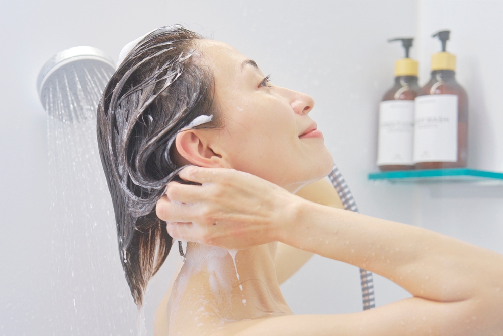 غسل الشعر بشكل صحيح هو أول خطوة في روتين الشعر الكوري
