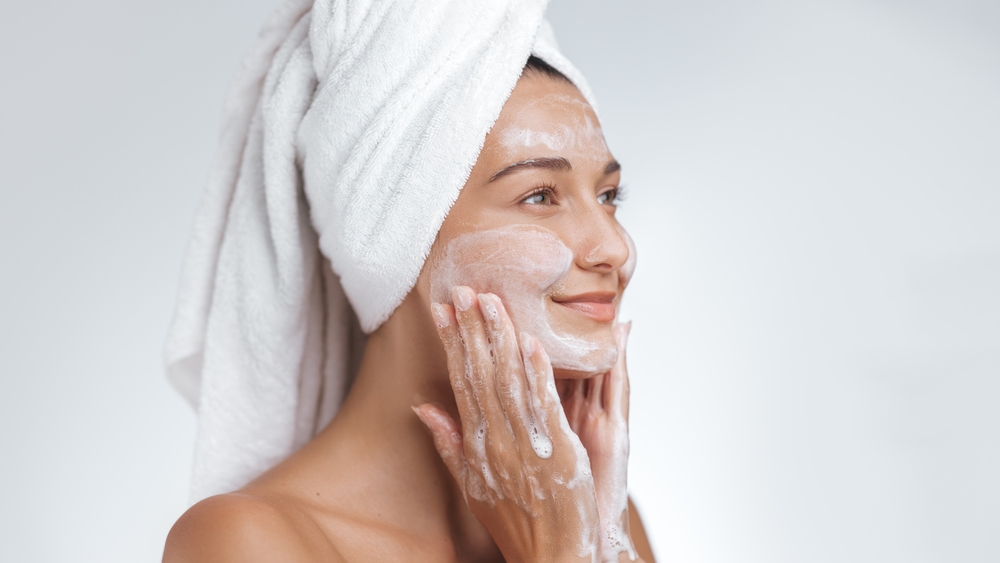 غسل الوجه بشكل مفرط يضعف الحاجز الجلدي