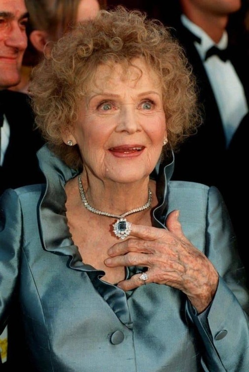 غلوريا ستيوارت بقلادة هاري وينستون Harry Winston