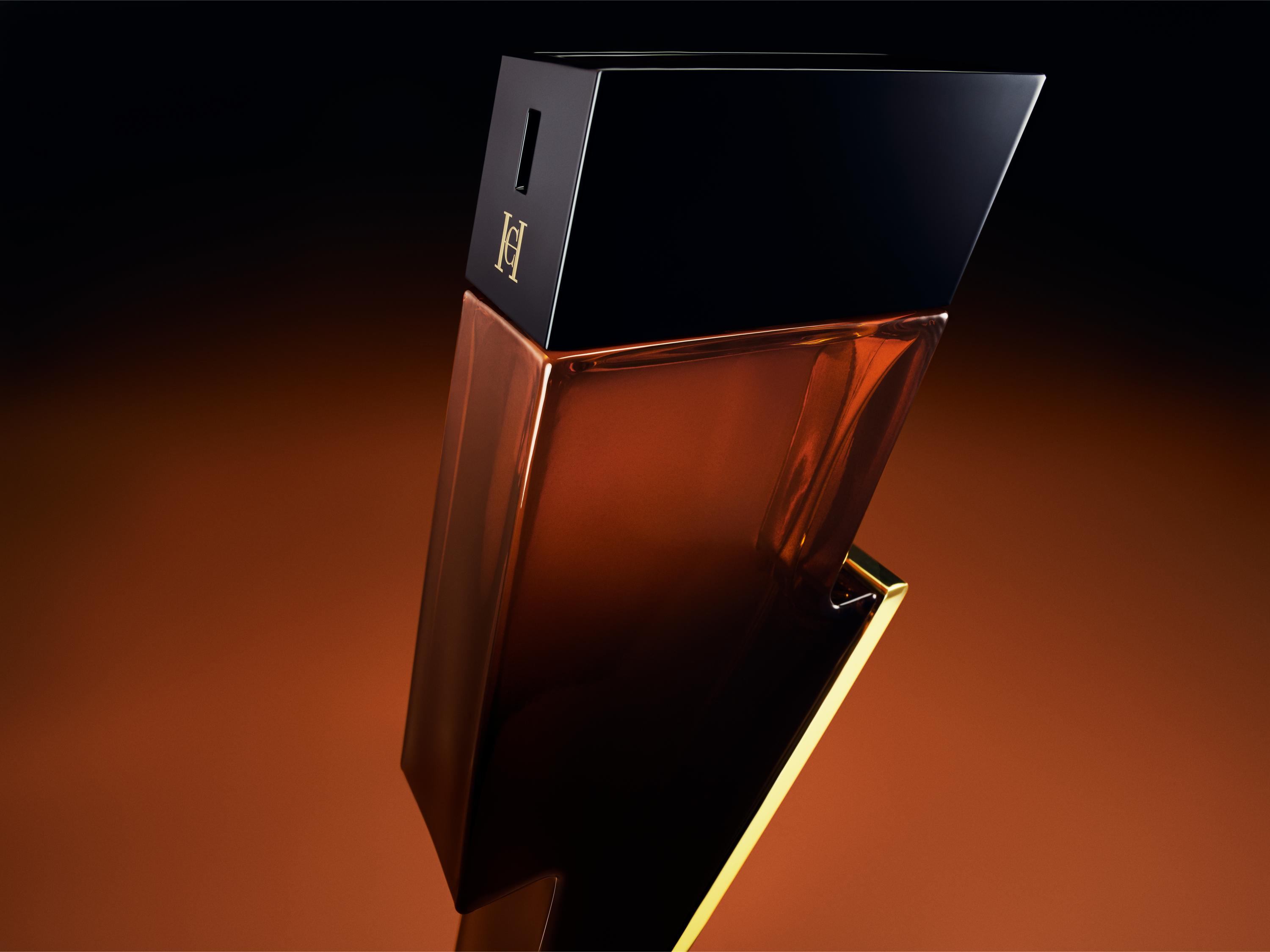 ـ عطر Bad Boy Elixir الجديد في زجاجة جريئة على شكل صاعقة برق من علامة Carolina Herrera