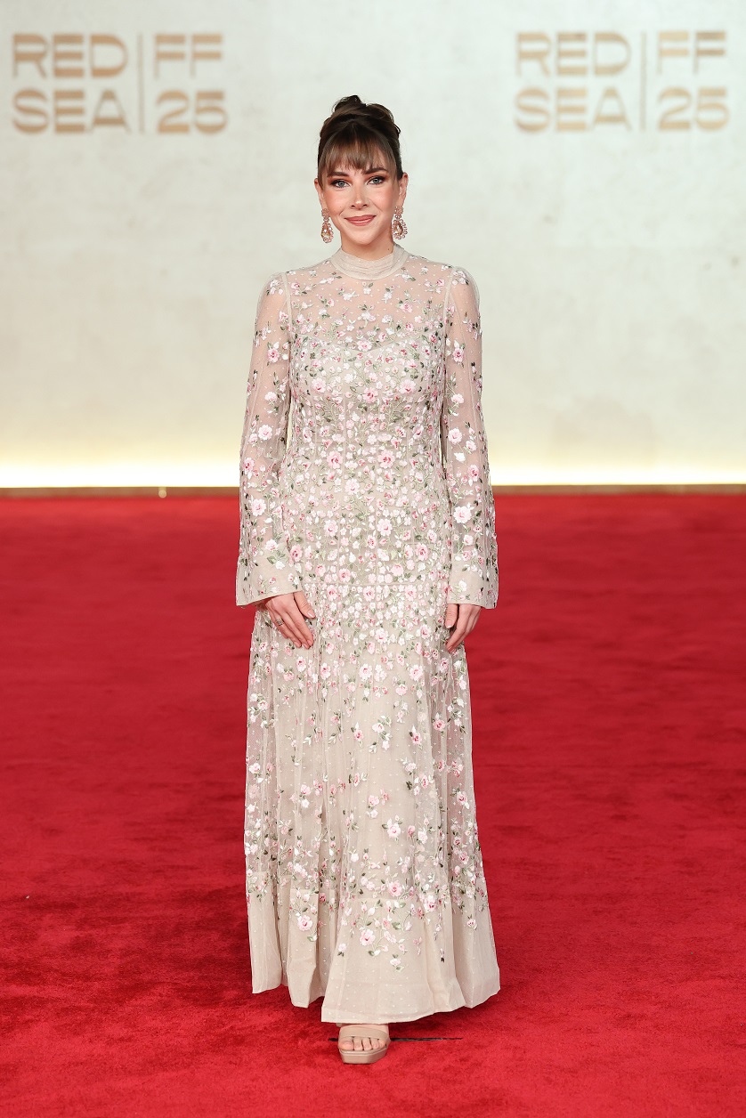 فاطمة البنوي بإطلالة بطابع مرح بالورود المتناثرة على القماش 