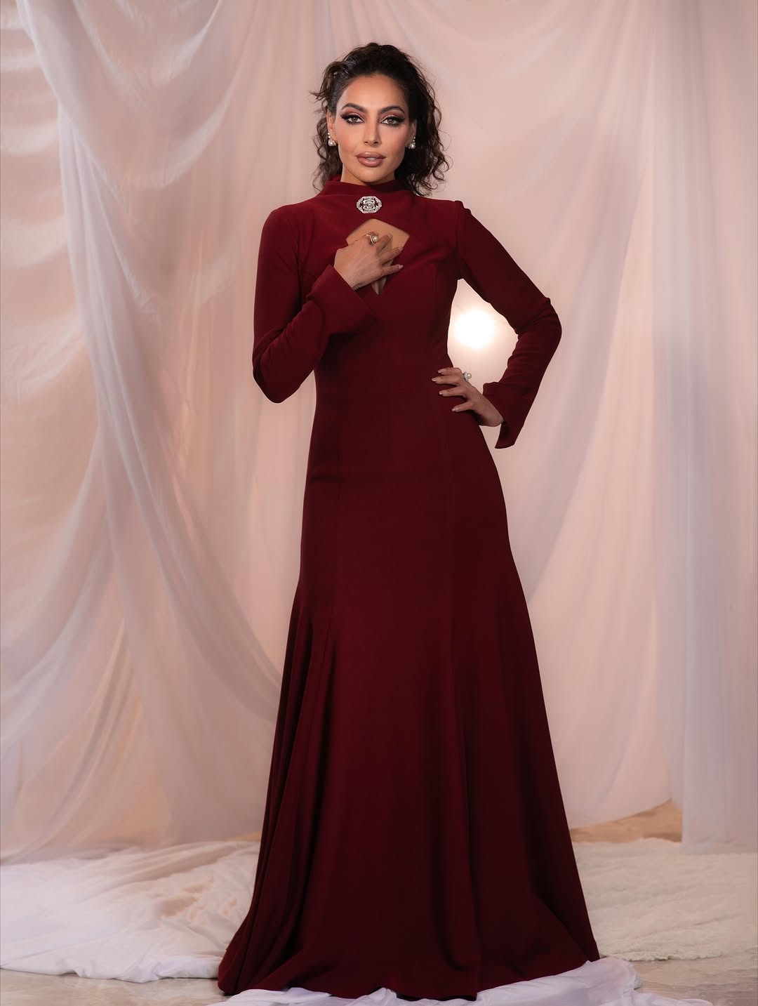 فخامة المخمل العنابي بأسلوب فاطمة الصفي